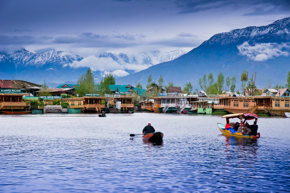 Srinagar,,India,-,April,15:,Lifestyle,In,Dal,Lake,local,People